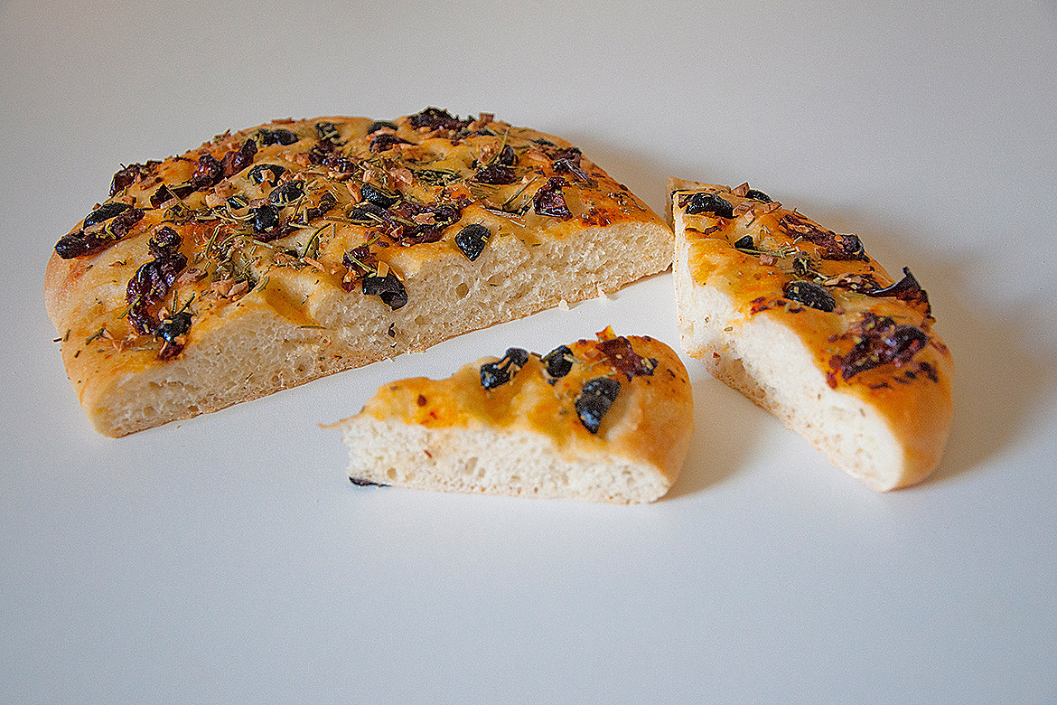 Focaccia (mit Tomaten und Oliven)